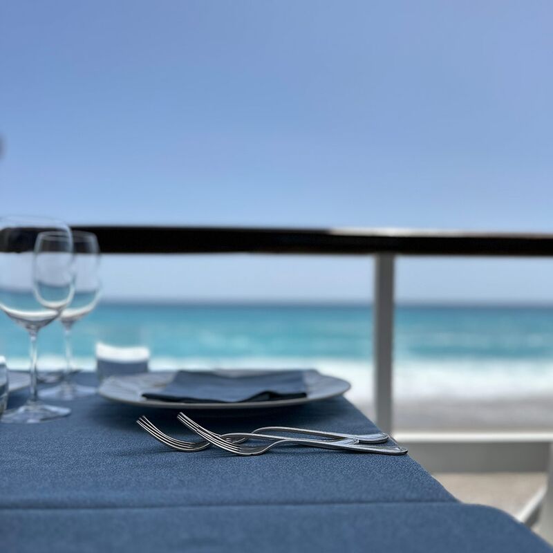 Teller am Tisch im Restaurant - Lebensstil